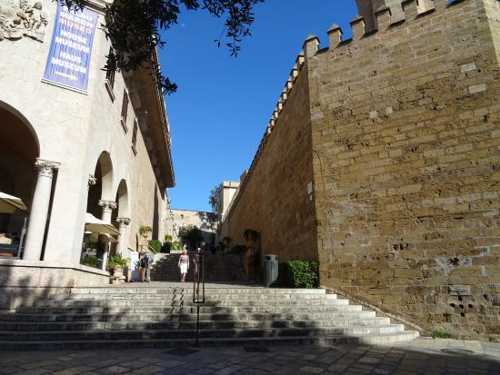 La Almudainas kongelige palads