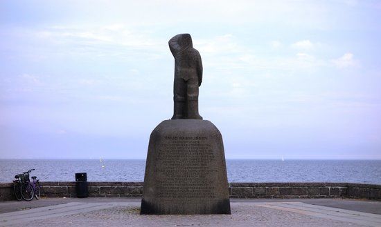Knud Rasmussen Statue