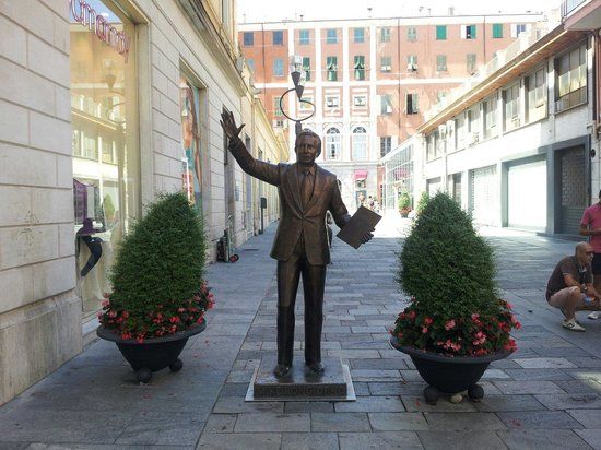 Mike Bongiorno Statue