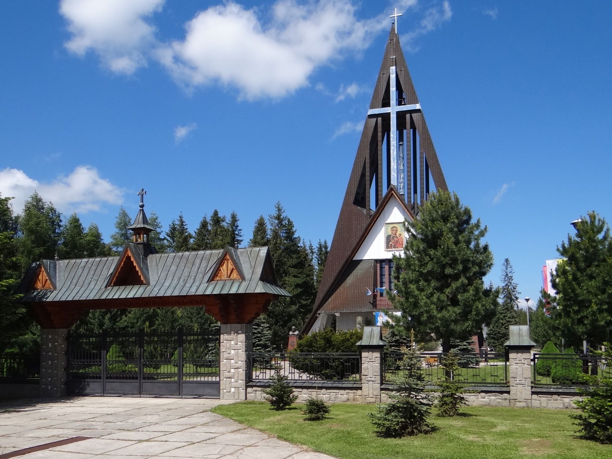 Sanktuarium pw. Matki Bozej Czestochowskiej w Czerwiennem